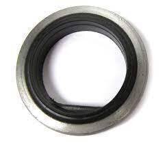 Seal Track Spacer on Hub 90/110 to KA930455. Discovery 1 Range Rover Classic from July 1985